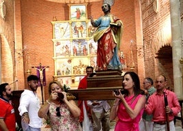 Comienzo de la procesión con San Pedro Apóstol, titular de la parroquia de Paradinas de San Juan.