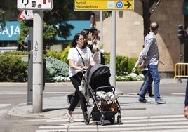 Una salmantina pasea con su bebé por el centro de Salamanca.