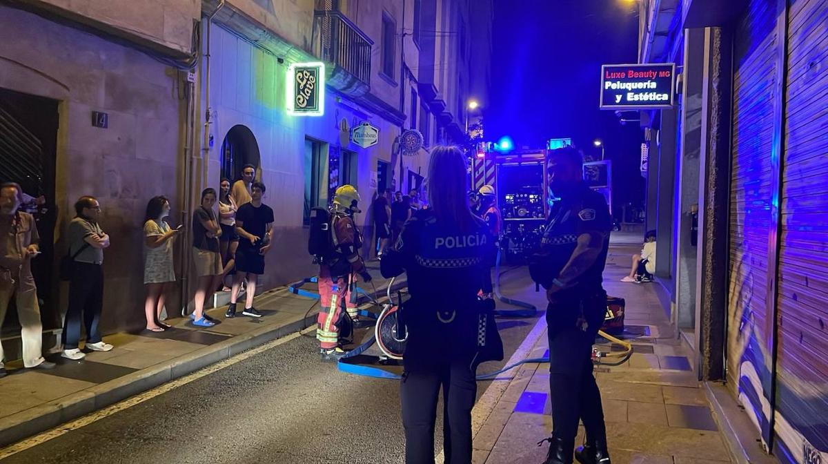 Desalojan a varios vecinos de un edificio en la calle Arriba por un incendio en una cocina