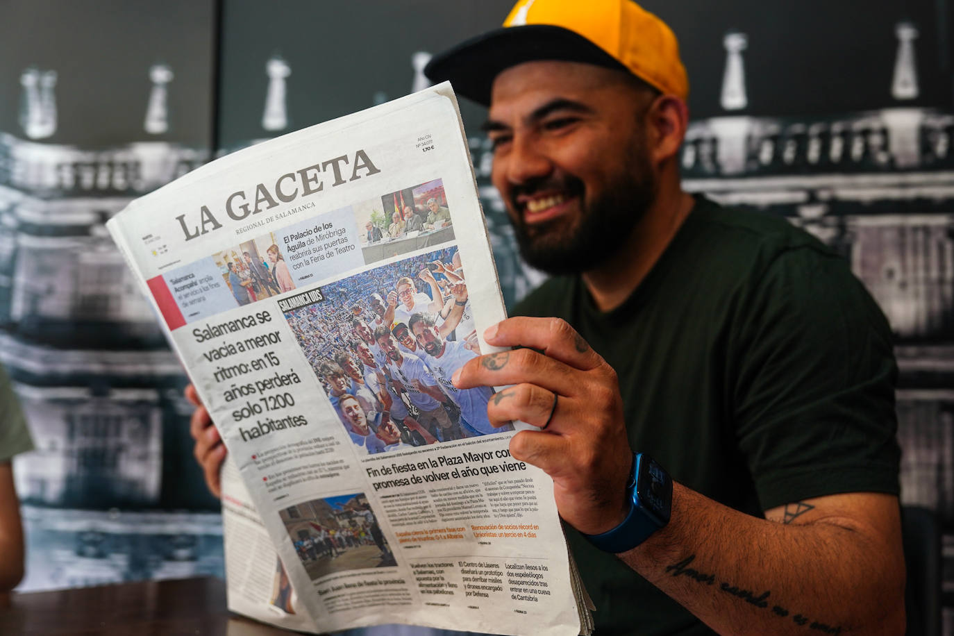 El técnico del Salamanca UDS Jehu Chiapas lee el fin de fiesta de su equipo tras ser recibidos en el Ayuntamiento de Salamanca.