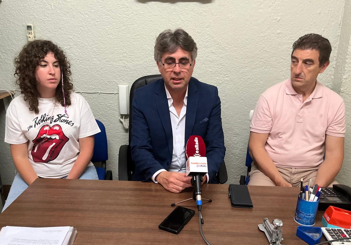 Estefanía Sánchez, Luis Francisco Martín y Rubén Martín, ayer en la sede del PP en Béjar.