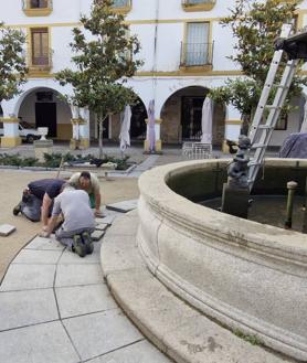 Imagen secundaria 2 - Estado del agua de la fuente en la Plazuela del Buen Alcalde este miércoles