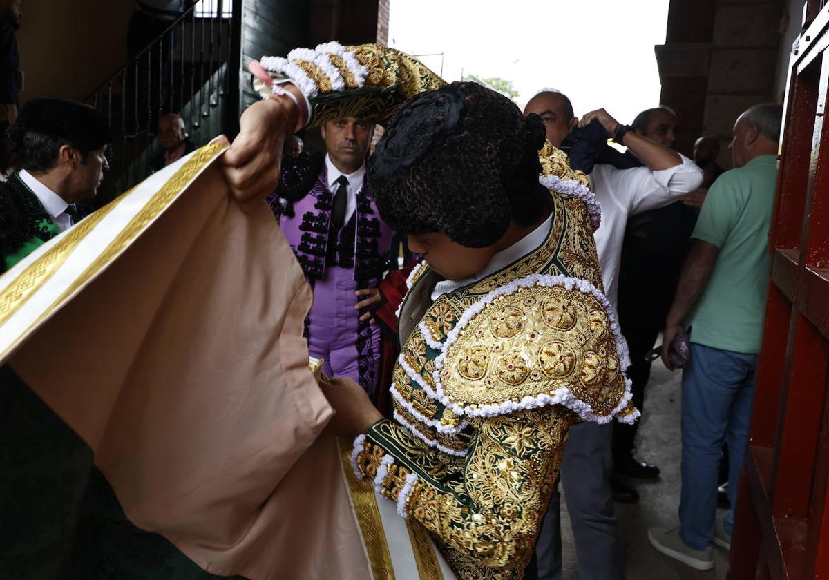 Mario Navas liándose el capote de paseo en el patio de cuadrillas de la plaza de toros de La Glorieta la pasada Feria.