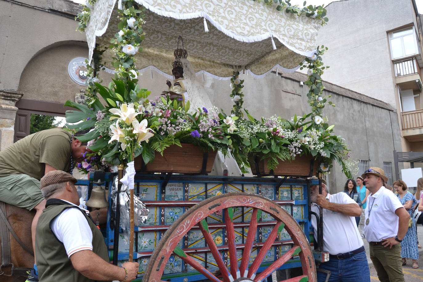 Los romeros mirobrigenses, en camino a la Peña de Francia pendientes del cielo