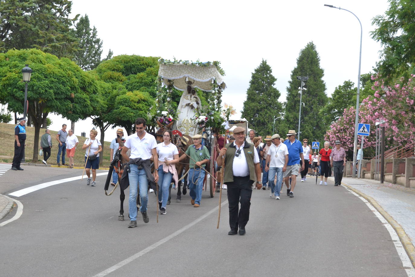 Los romeros mirobrigenses, en camino a la Peña de Francia pendientes del cielo
