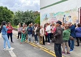 Participantes en la ruta turística sobre el escultor Mateo Hernández, a la que se accede con un móvil o tablet a través del código QR existente en la fachada del centro