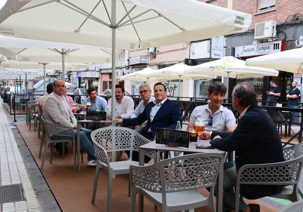 Autoridades y representantes de los hosteleros estrenan una de las terrazas de la Zona de Especial Interés Gastronómico (ZEIG) de la calle Van Dyck.