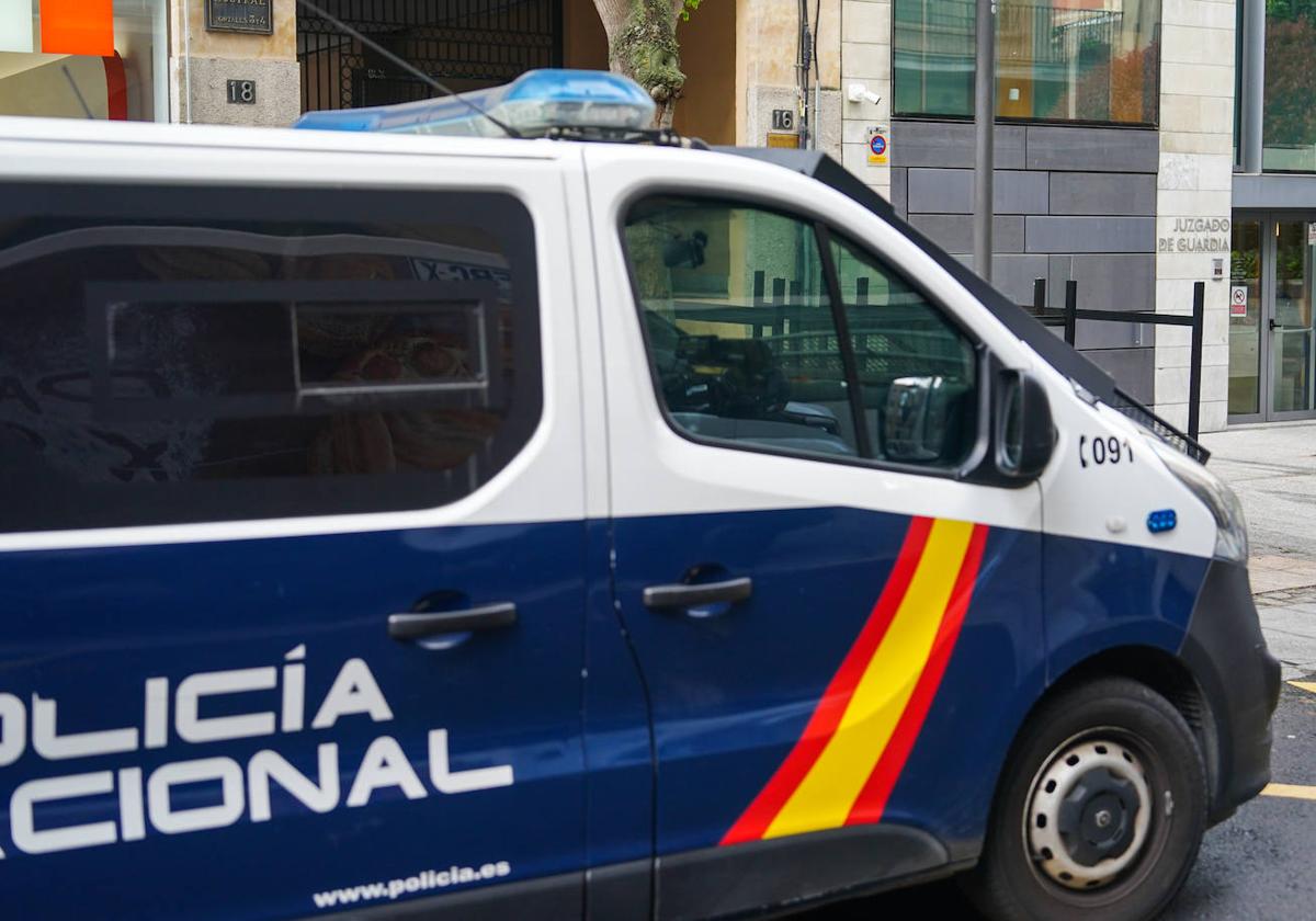 Un coche de la Policía Nacional, en el centro de Salamanca.