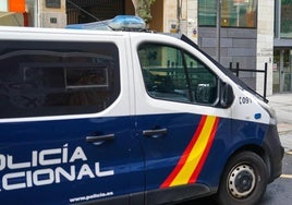 Un coche de la Policía Nacional, en el centro de Salamanca.