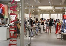 Salmantinos, de compras ayer por la tarde en el Centro Comercial El Tormes.