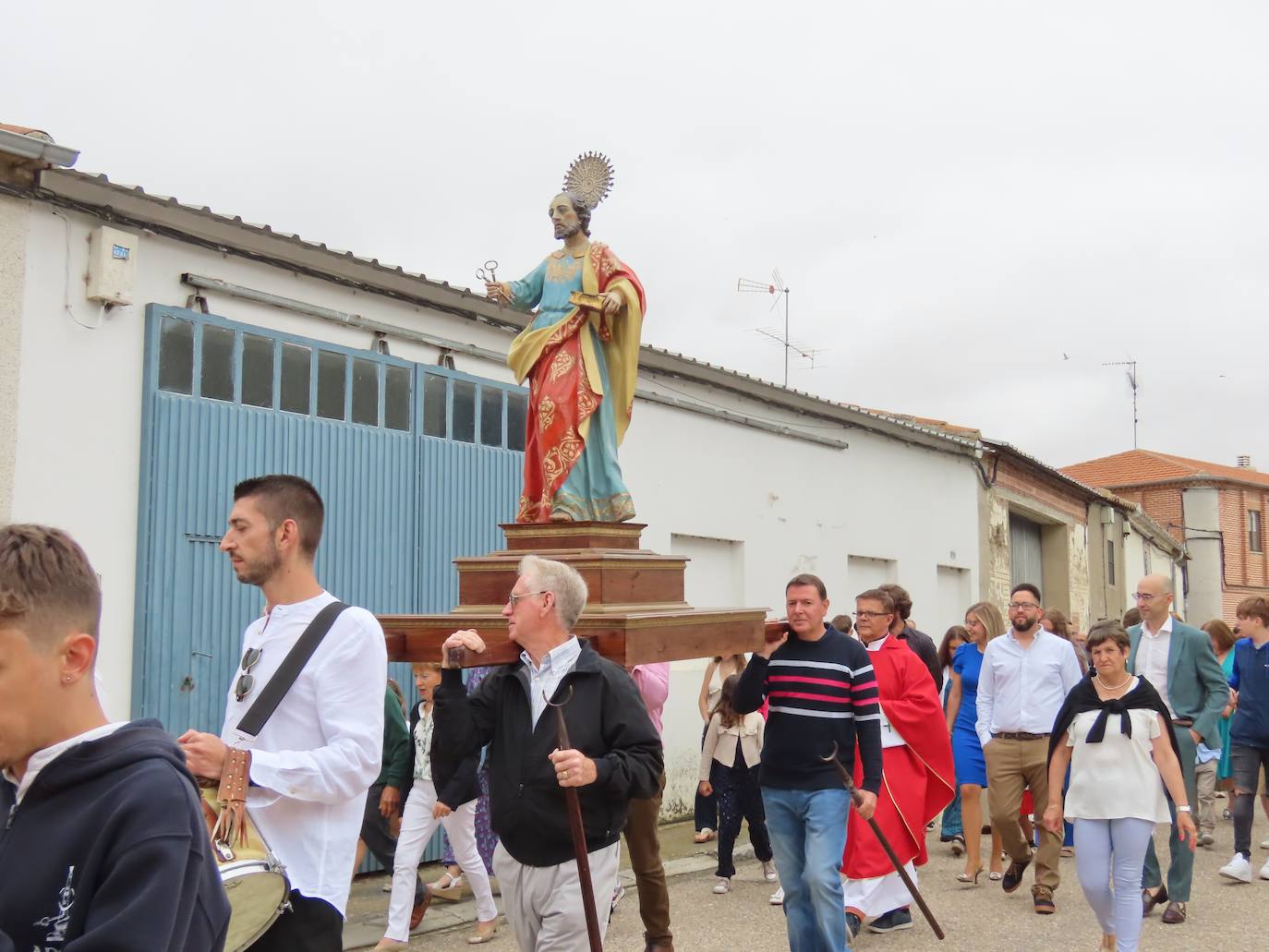 Paradinas se llena para honrar a San Pedro Apóstol