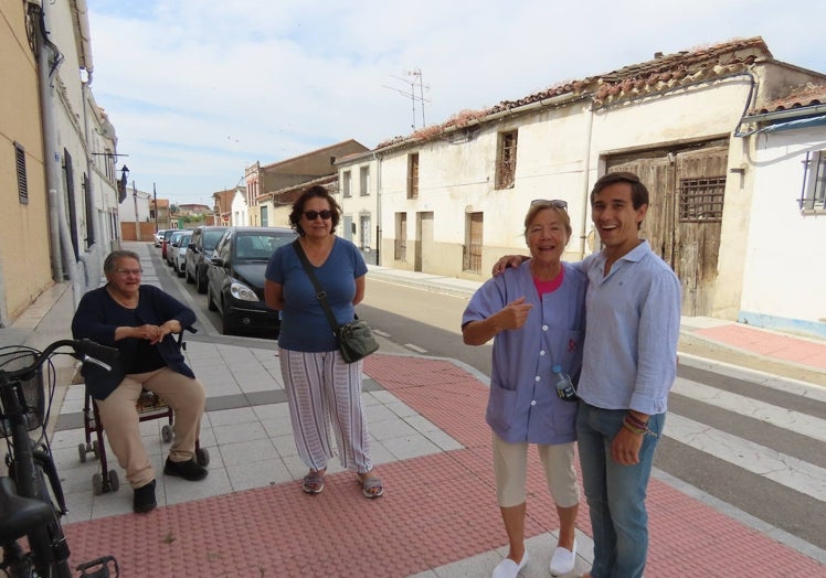 Imagen principal - Cantalpino arropa a su torero