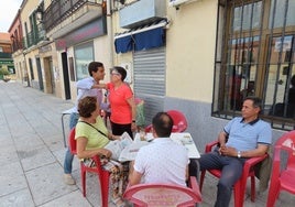 Ismael Martín recibe el cariño de sus vecinos a su paso por la plaza de España de Cantalpino.