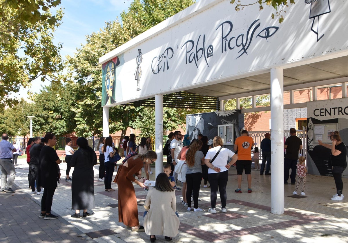 Entrada de alumnos al centro Pablo Picasso de Carbajosa.