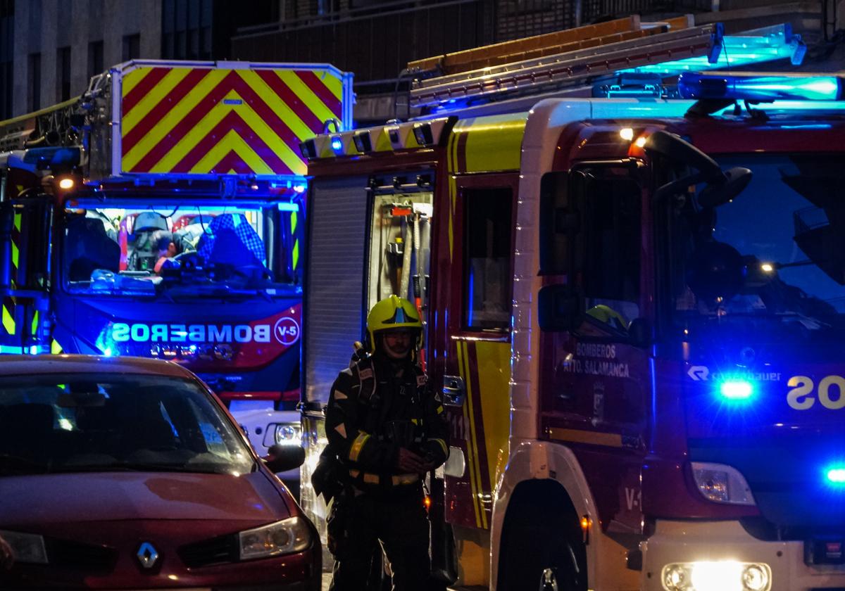 Dos dotaciones de los Bomberos de Salamanca, en plena acción en la capital.