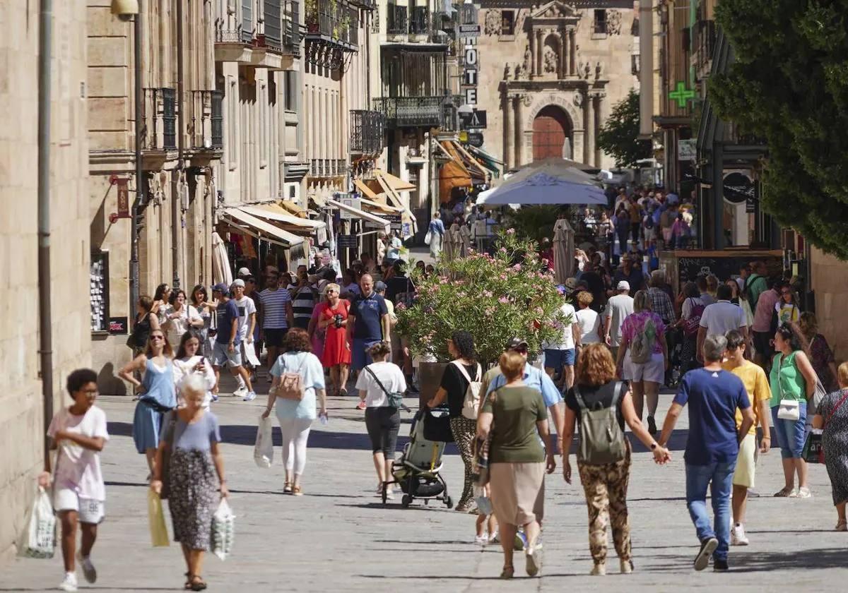 Varios salmantinos pasean por el centro de la ciudad