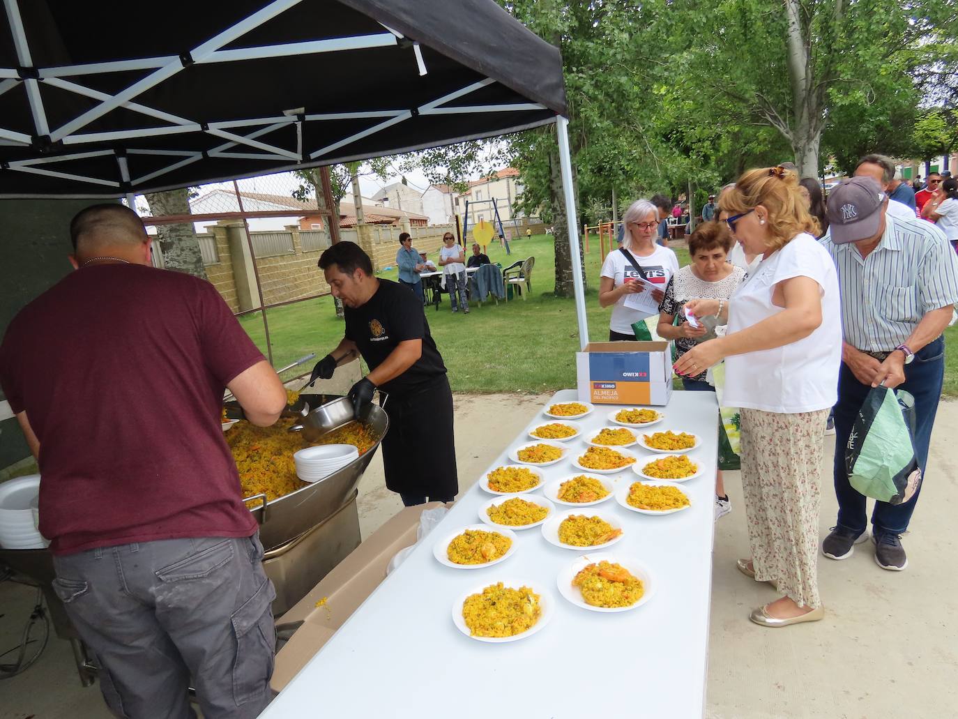 Paella para 750 paladares en Paradinas de San Juan