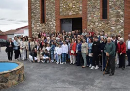 Foto de familia de los asistentes al homenaje.