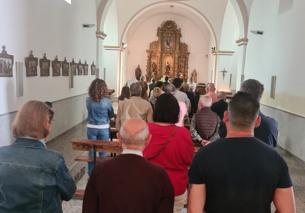 Familiares, vecinos y amigos durante la homilía en la iglesia de la localidad de Vecinos.