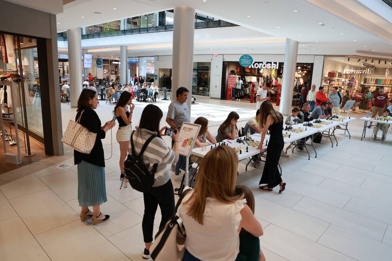 Espectacular partida simultánea de Lucía Sánchez en el Centro Comercial El Tormes