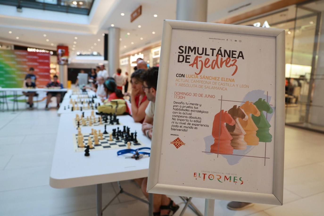Espectacular partida simultánea de Lucía Sánchez en el Centro Comercial El Tormes