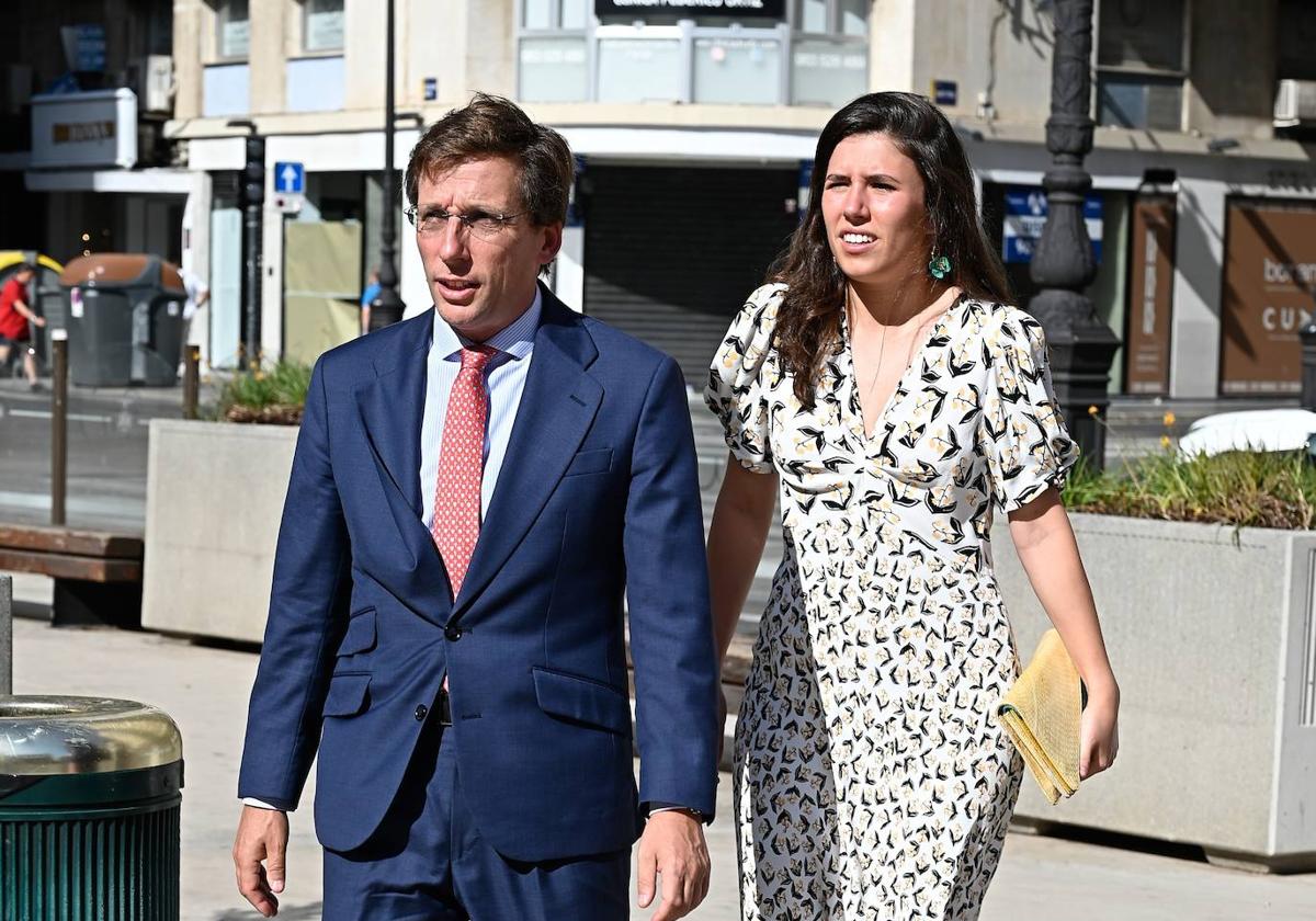 Martínel-Almeida y Teresa de Urquijo, en el enlace de Natalia Santos y Esteban Rivas.
