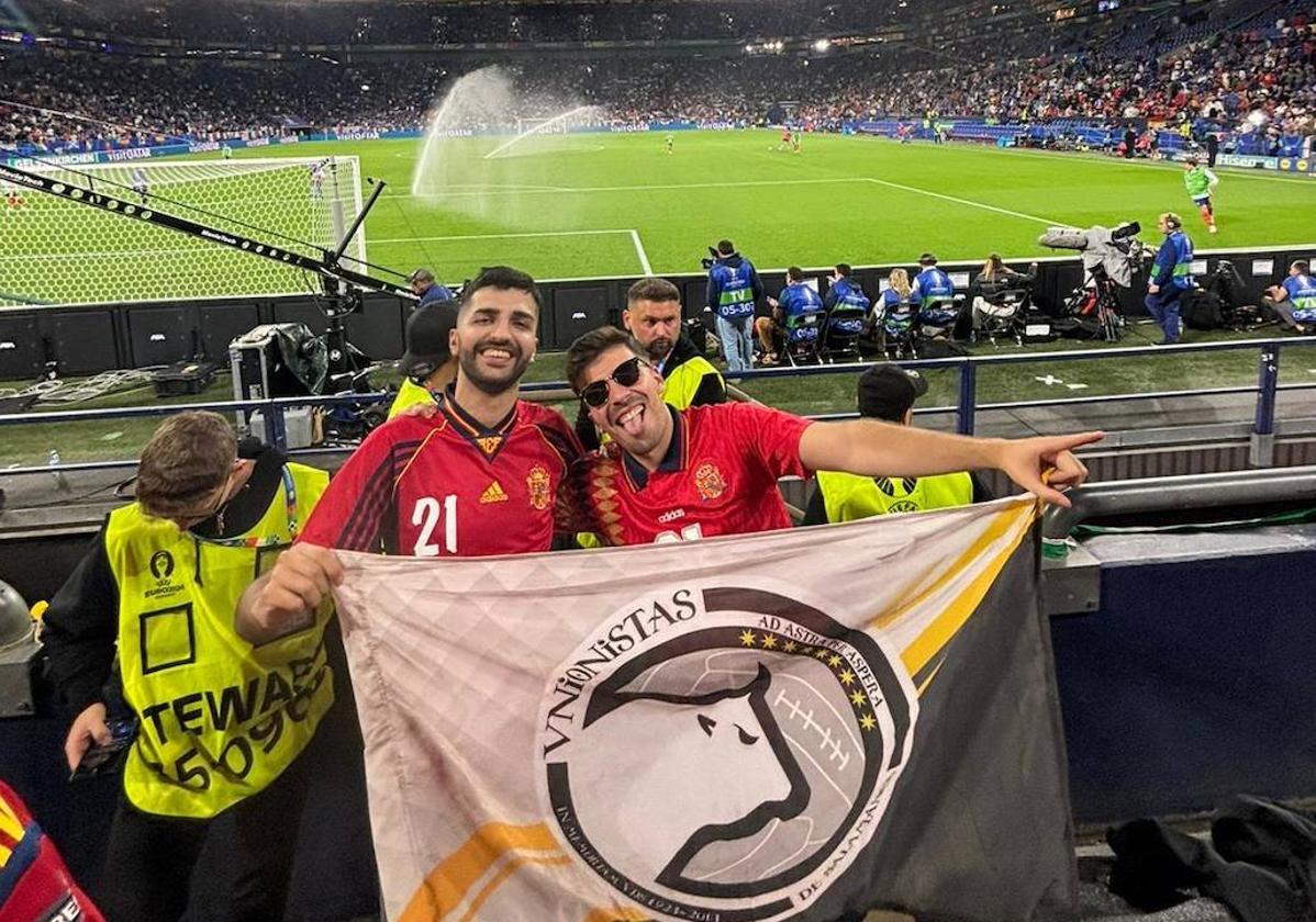 Javier Castro y Óscar Caraballo en el fondo del Veltins Arena, durante el España-Italia del pasado jueves.