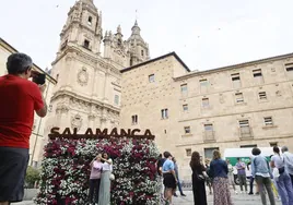 Turistas fotografiándose en el centro de Salamanca.