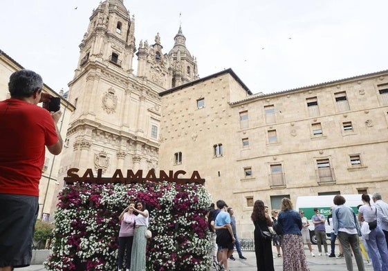 Turistas fotografiándose en el centro de Salamanca.