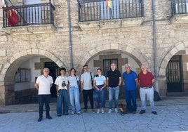 Jesús María Ortiz junto a los alumnos en la Plaza Mayor de Barruecopardo