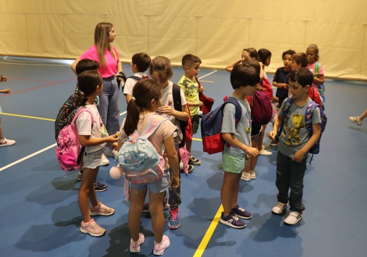 Imagen principal - Grupo que ha disfrutado de las actividades en el pabellón de Deportes.