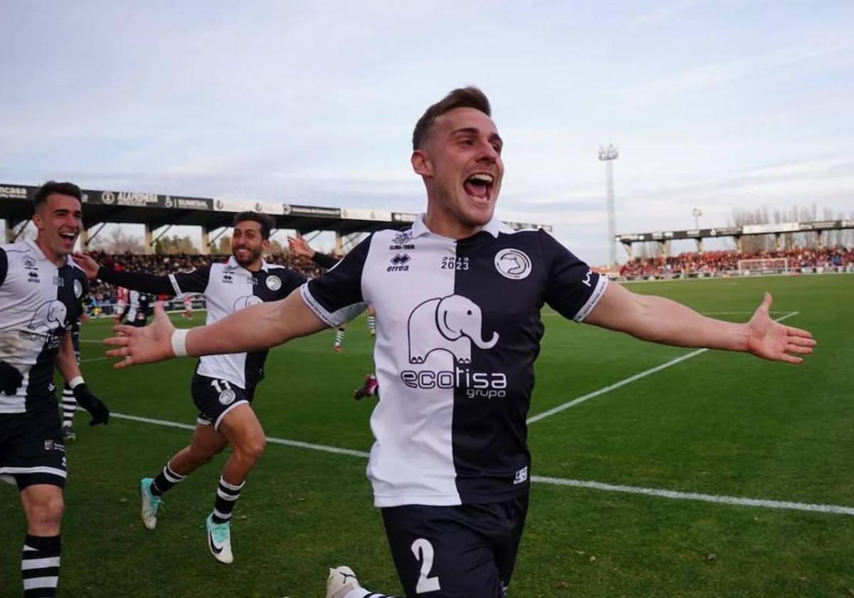 Celebración de un gol de Unionistas en el Reina Sofía.