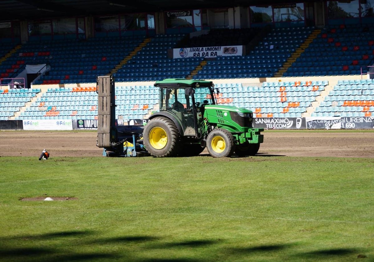 El cambio del césped del Helmántico, desde dentro