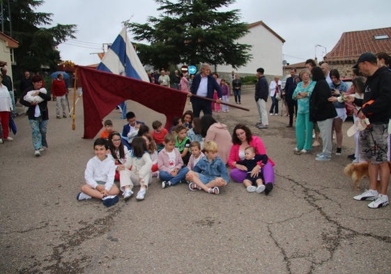 El tradicional paso de los pendones sobre los niños de la localidad