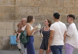 Varios turistas refrescándose ante el sofocante calor de Salamanca.