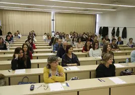 Varios opositores durante un examen en Salamanca.