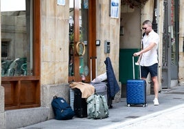 Un turista esperando su habitación en la ciudad.