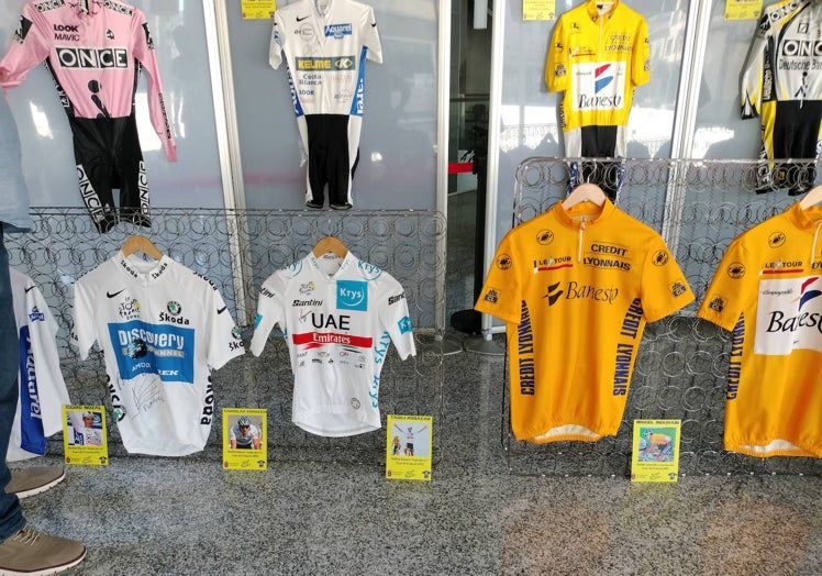 Imagen principal - La exposición cuenta con 52 maillots relacionados con el Tour de Francia.