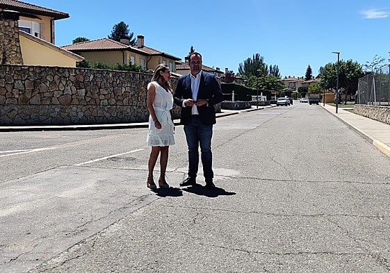 La edil Marta Labrador junto al regidor David Mingo en la Villa de Valdelagua.