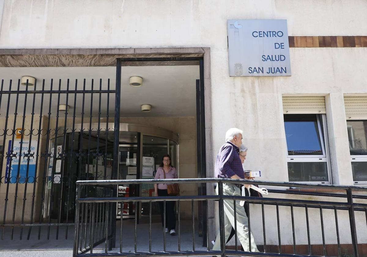 Tres pacientes salen del centro de salud de San Juan, durante la jornada de este miércoles.