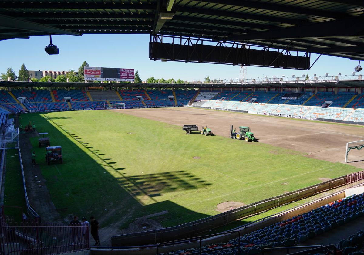 Vista general del estadio Helmántco desde el Fondo Norte en plenas obras de sustitución del viejo césped del Helmántico.