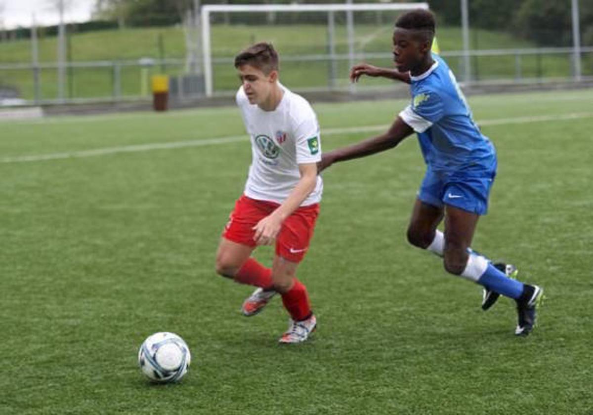 Nico Williams persiguendo a Adrián Caamaño, del Santa Marta, en la Oviedo Cup del 2017.