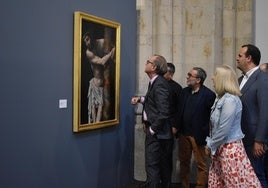 Ángel González, José Gómez Frechina, Concepción Miguélez y David Mingo frente a la obra del ‘Cristo atado a la columna’.