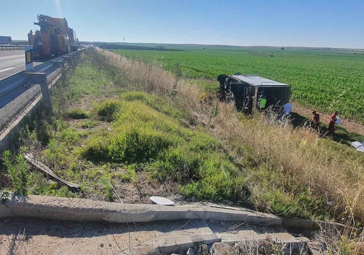 El camión volcado junto a la autovía A-50, a la altura de Encinas de Abajo.