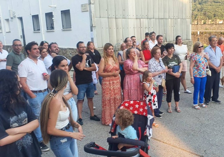 Imagen principal - Diferentes momentos del inicio de las fiestas con el pregón de Domingo del Río.