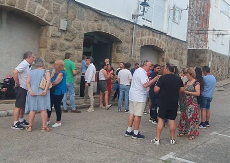 Imagen secundaria 1 - Diferentes momentos del inicio de las fiestas con el pregón de Domingo del Río.