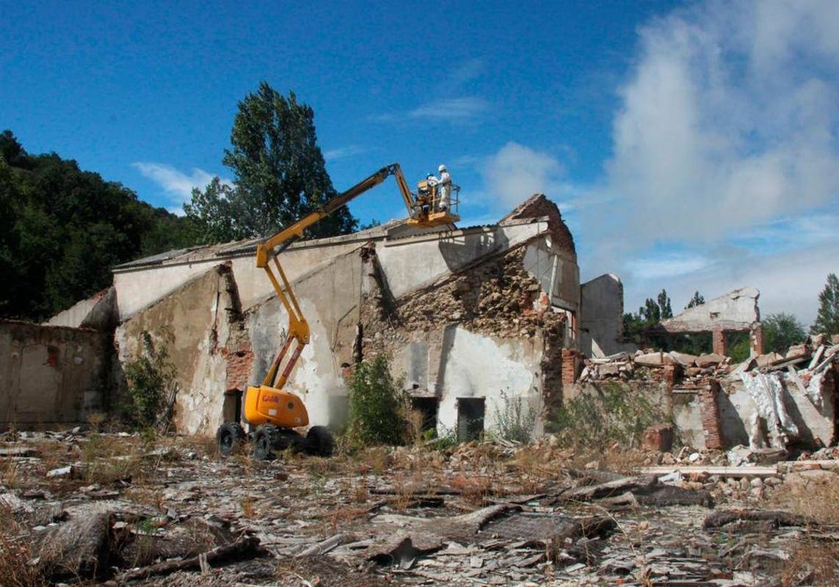 Operarios retiran uralita en una fábrica de Béjar.