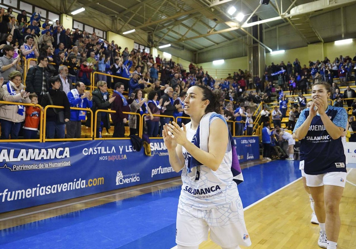 Siliva Domínguez aplaude a la afición en Würzburg al término de un choque de la pasada edición de la Euroliga Femenina.