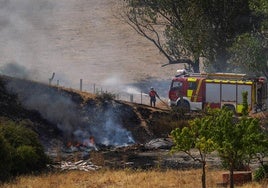 Los bomberos actuando en otro incendio de la provincia