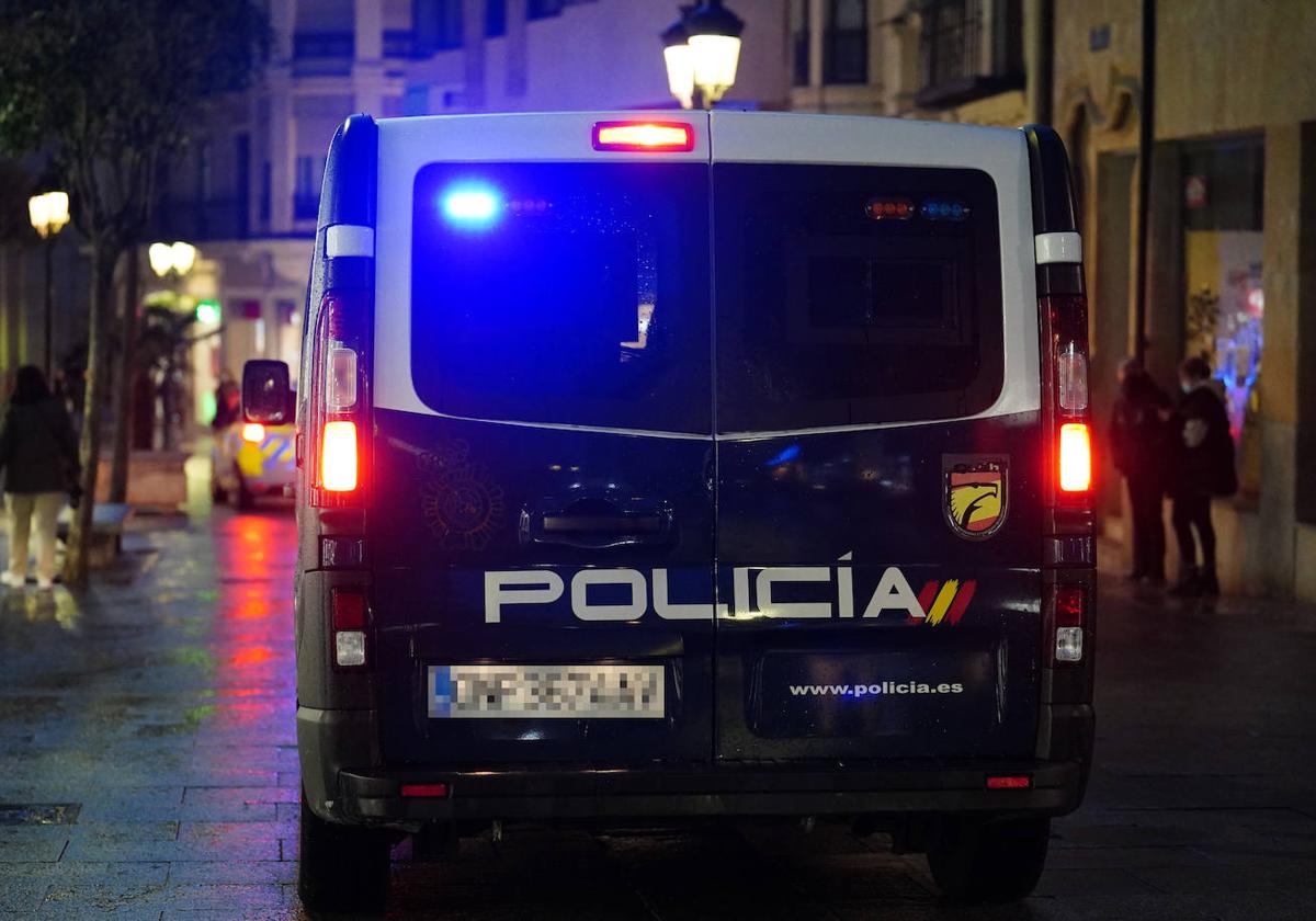 Un coche de la Policía Nacional circula por la calle Toro de Salamanca.